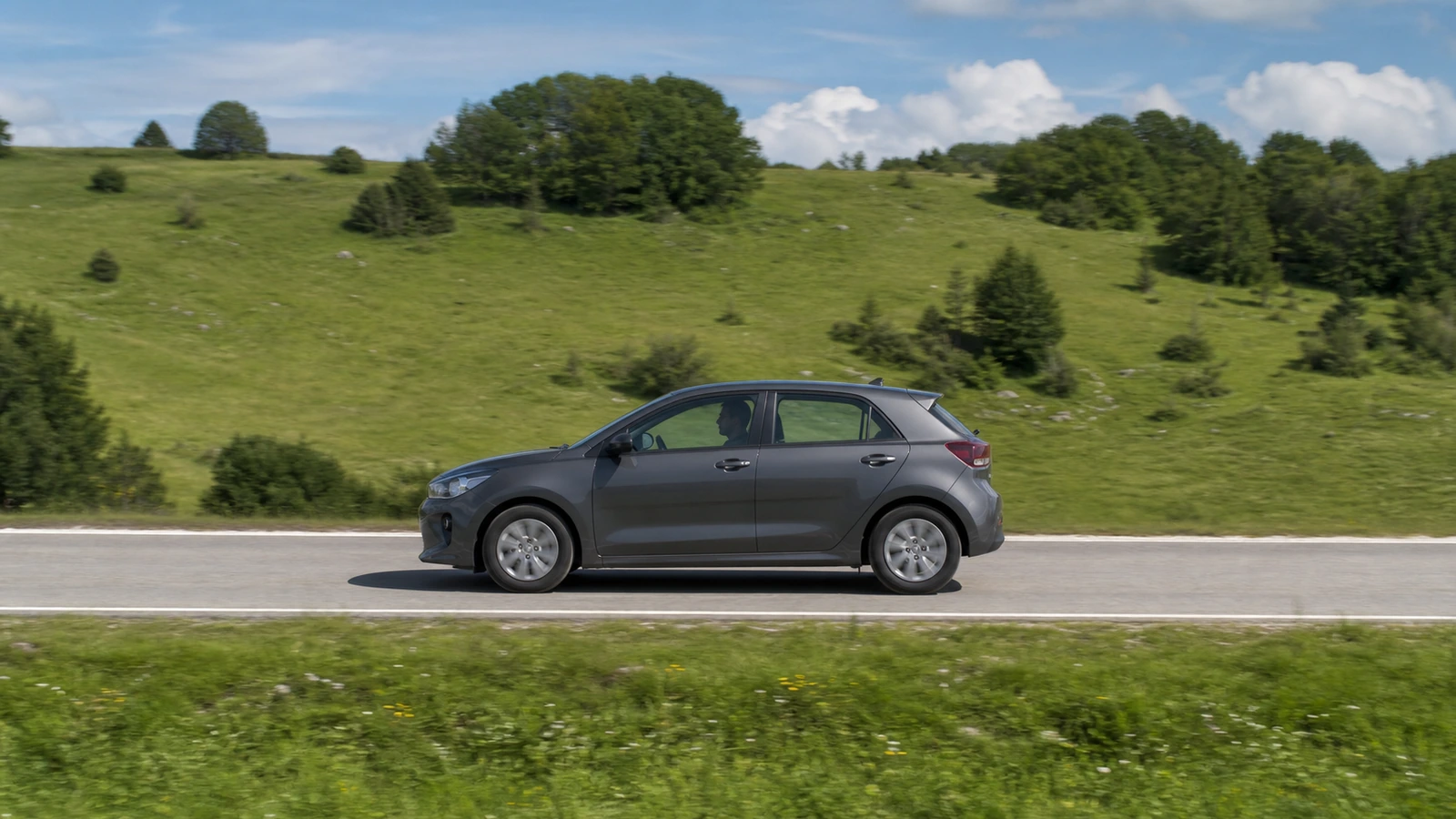 Voiture compacte sur une route de campagne