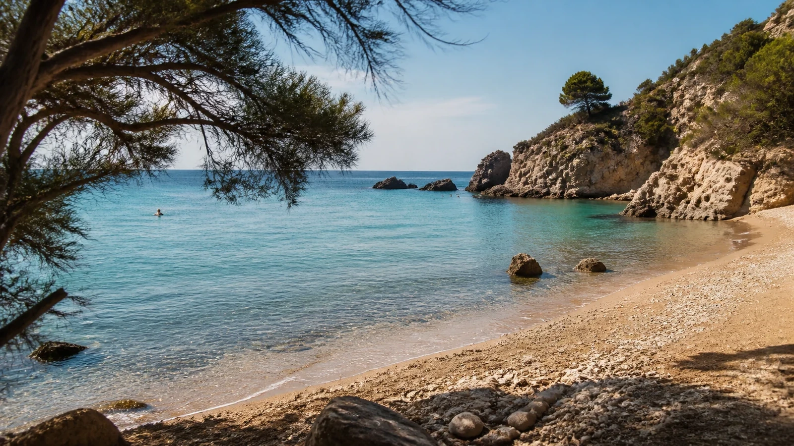 Petite plage méditerranéenne paisible à la fin de l’été